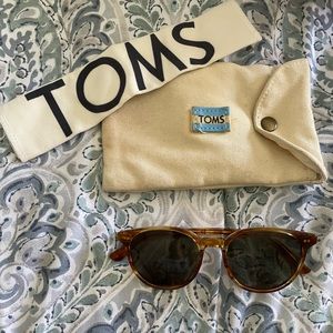 TOMS Tortoiseshell Sunglasses with Carrying Case and Cleaning Cloth